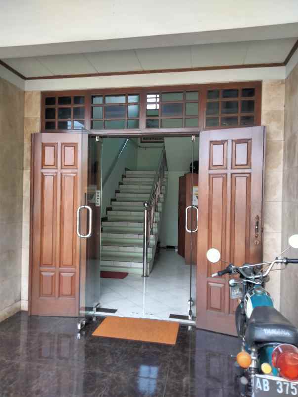 rumah jl atmosukarto no 11