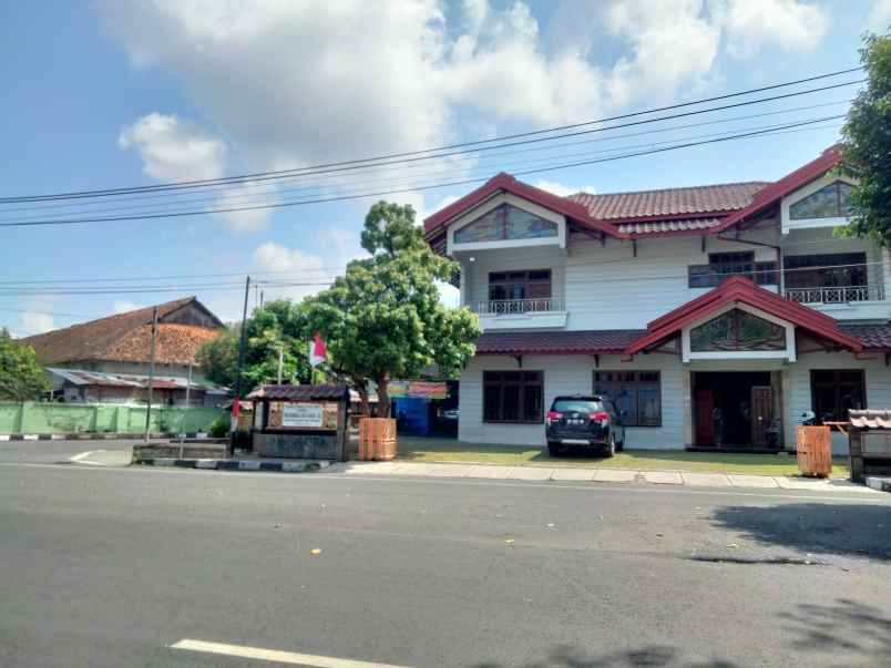 rumah jl atmosukarto no 11