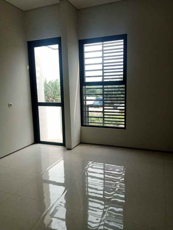 rumah kpr syariah 2 lantai strategis akses 2 mobil