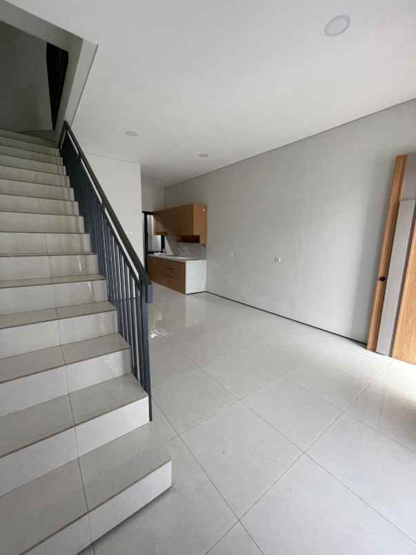 rumah kpr syariah 2 lantai strategis akses 2 mobil