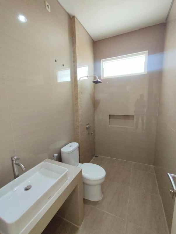 rumah manyar tirtoyoso selatan row 3 mobil