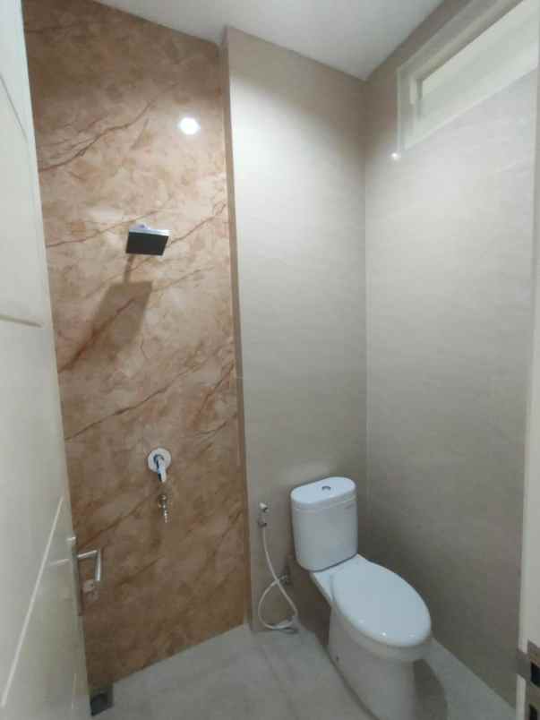 rumah manyar tirtoyoso selatan row 3 mobil