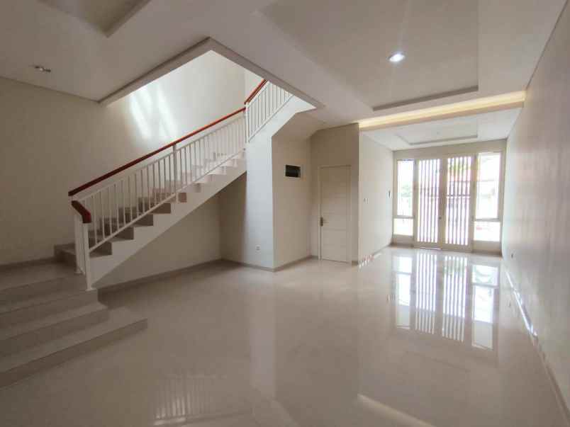 rumah manyar tirtoyoso selatan row 3 mobil