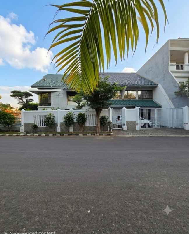 rumah manyar tompotika strategis row 4 mobil