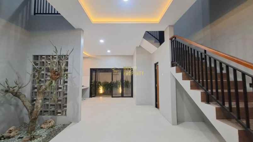 rumah mewah 2 lantai desain modern di maguwoharjo