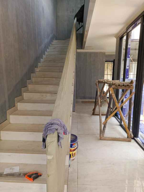 rumah mewah dalam komplek besar bukit cirendeu tangsel