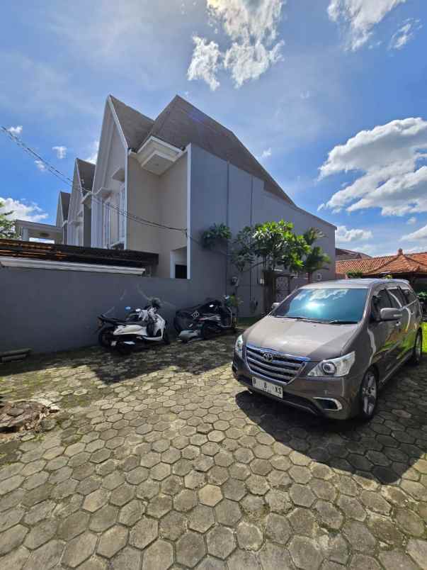 rumah mewah dengan private pool dan lift di condet