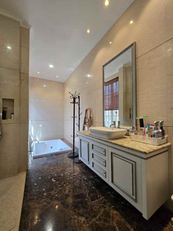 rumah mewah dengan private pool dan lift di condet