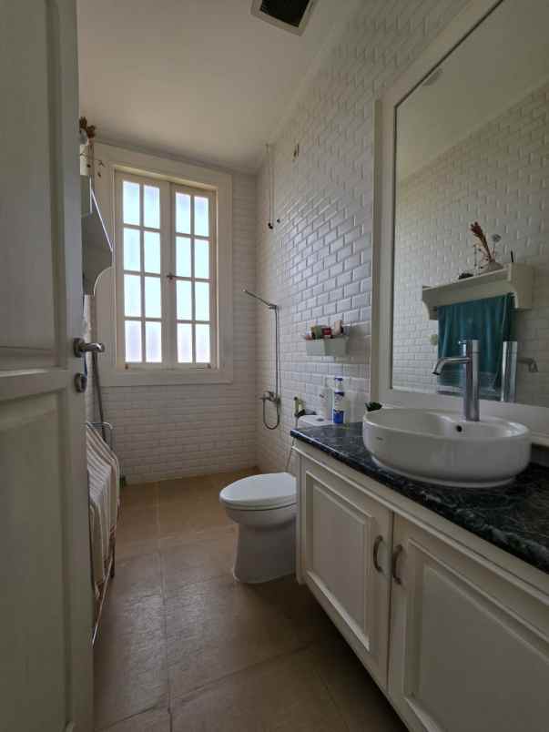 rumah mewah dengan private pool dan lift di condet