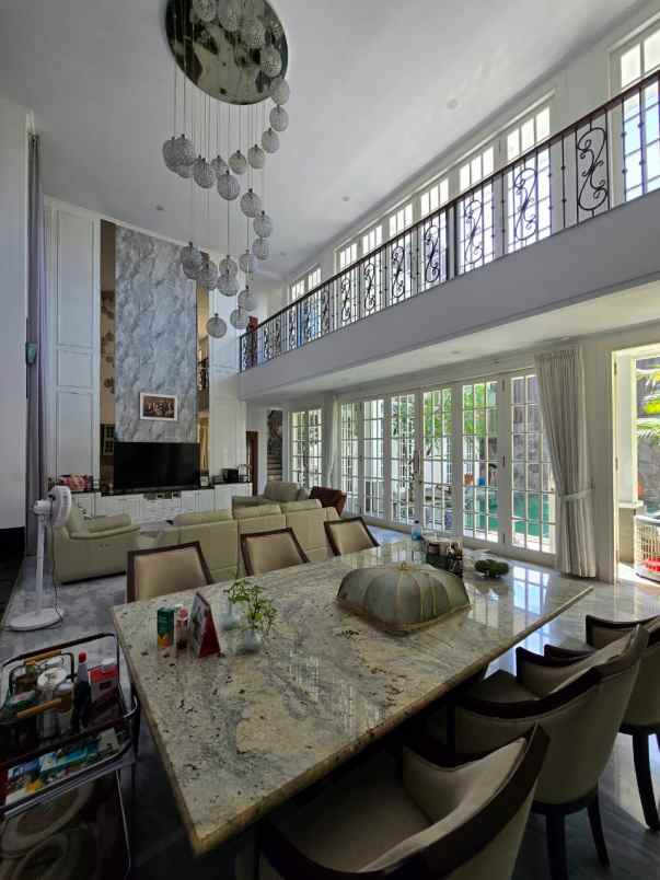 rumah mewah dengan private pool dan lift di condet