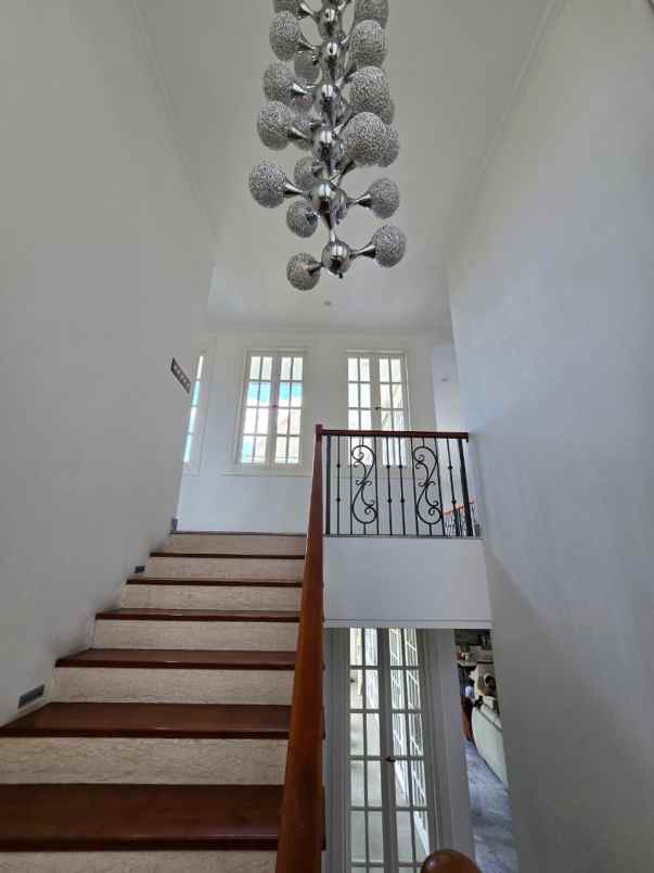 rumah mewah dengan private pool dan lift di condet