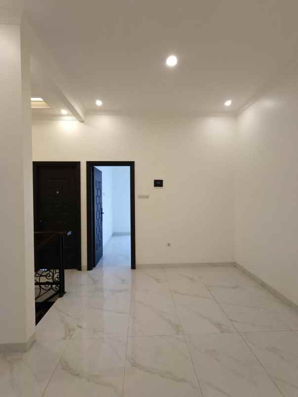 rumah mewah siap huni bebas banjir di pejaten