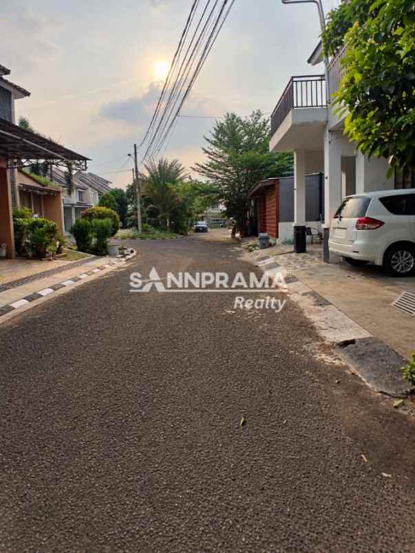 rumah second 2 lantai strategis di mampang hills depok