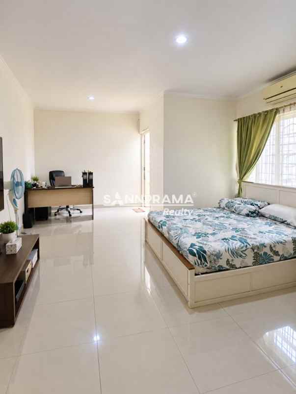rumah second 2 lantai strategis di mampang hills depok