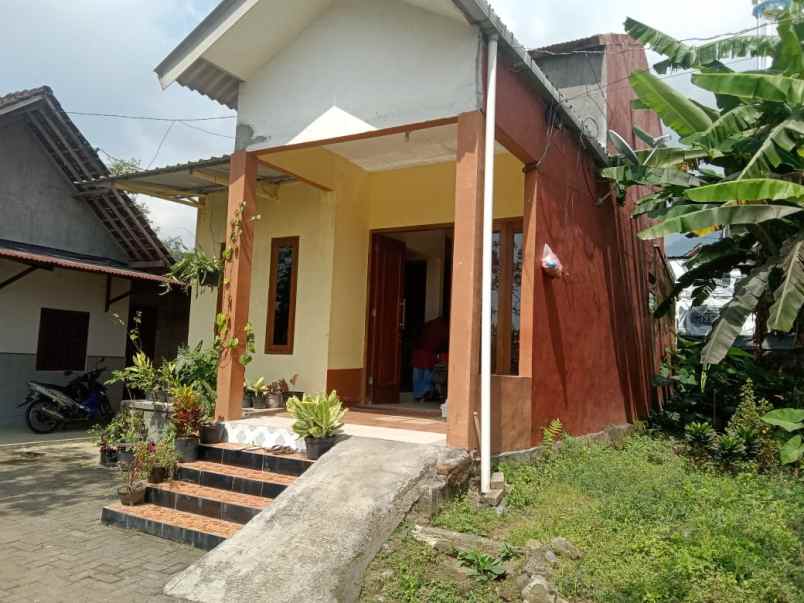 rumah trawas dua lantai siap huni