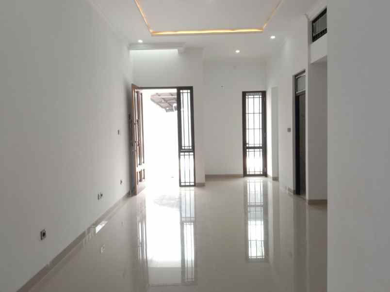 siap huni townhouse mewah di bekasi kota