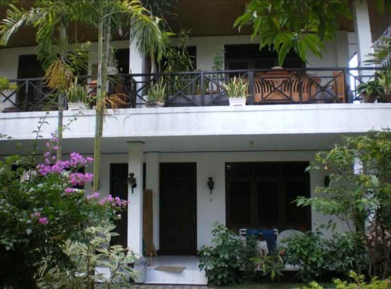 villa batu bolong batu layar