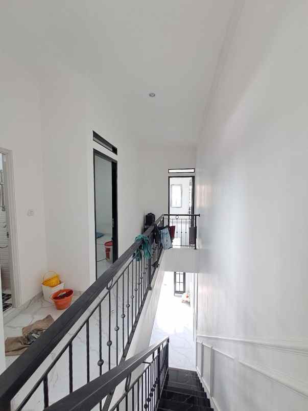 dijual rumah 2 lantai 900 an juta di cipedak jagakarsa