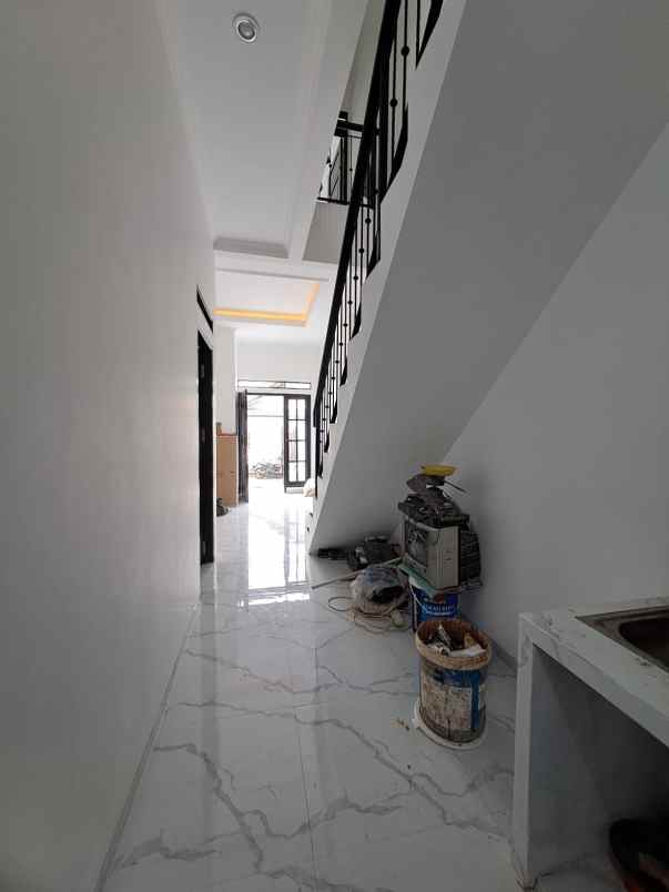 dijual rumah 2 lantai 900 an juta di cipedak jagakarsa