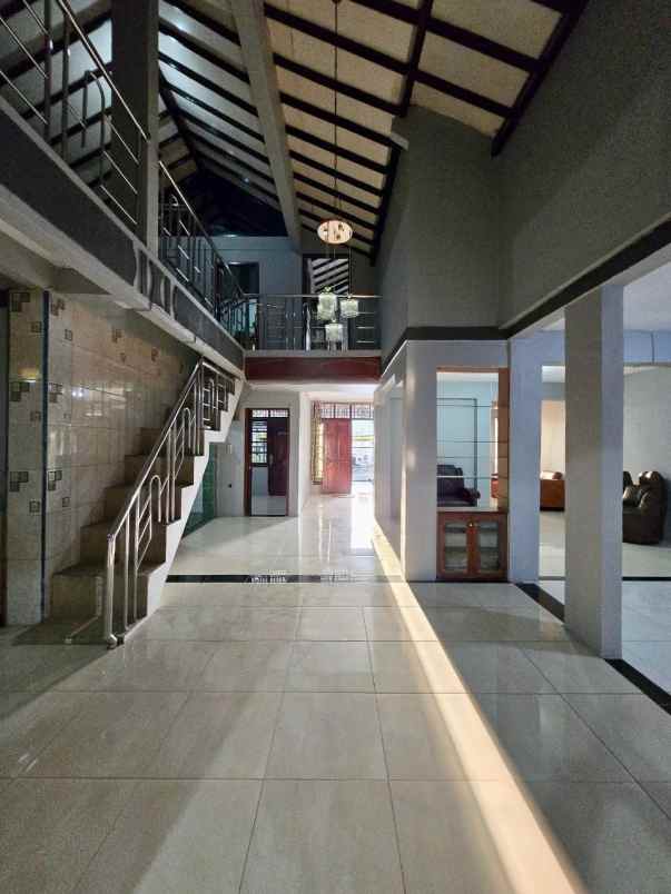 dijual rumah 2 lantai kayuringin jaya