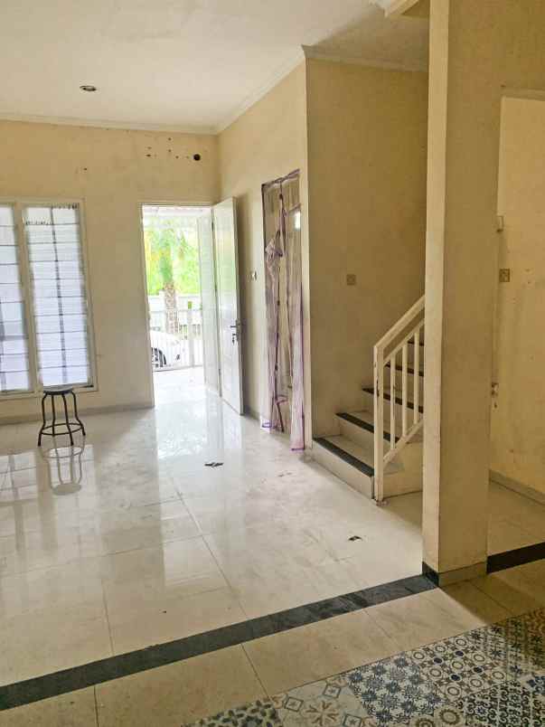 dijual rumah 2 lt wisata semanggi