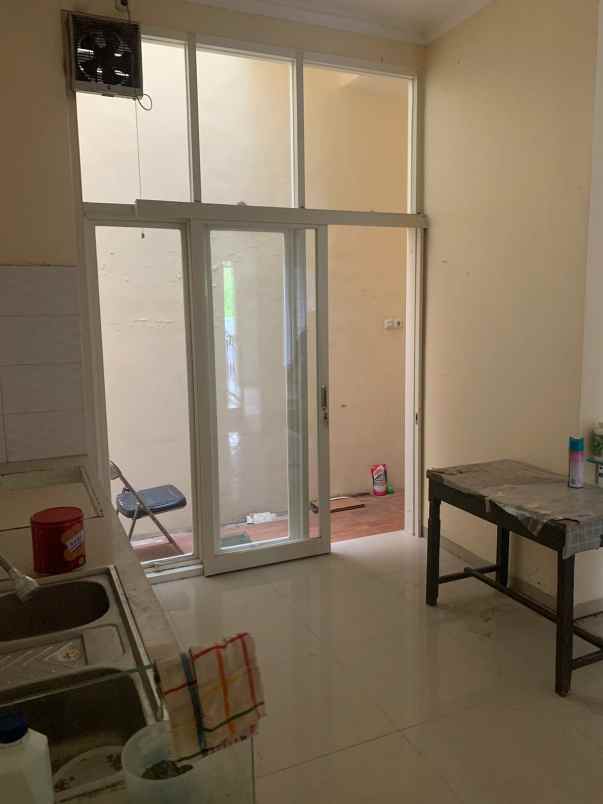 dijual rumah 2 lt wisata semanggi