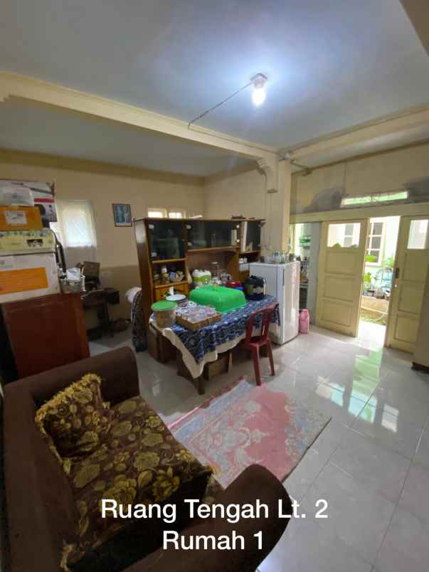 dijual rumah 3 lantai dan masih ada lahan kosong