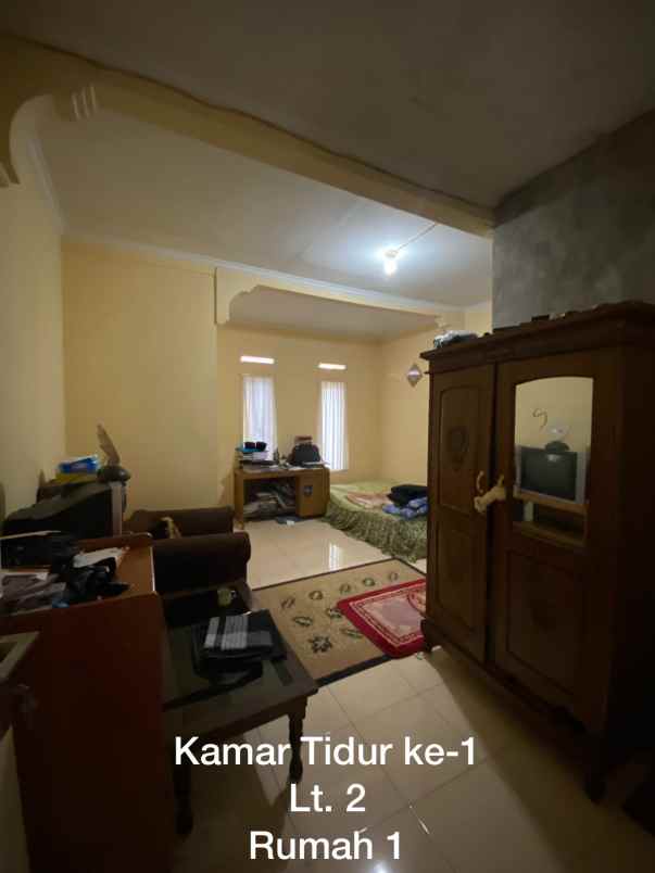 dijual rumah 3 lantai dan masih ada lahan kosong