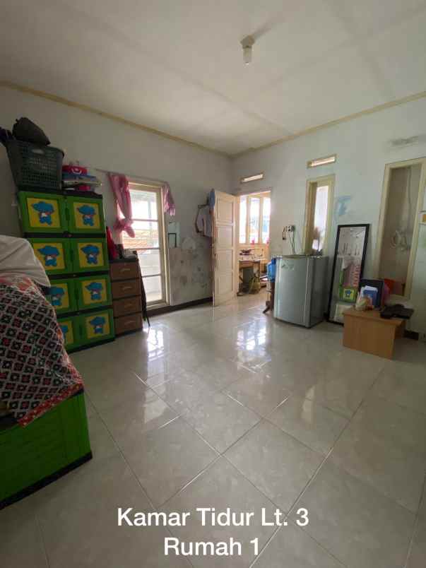 dijual rumah 3 lantai dan masih ada lahan kosong