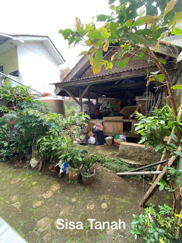 dijual rumah 3 lantai dan masih ada lahan kosong