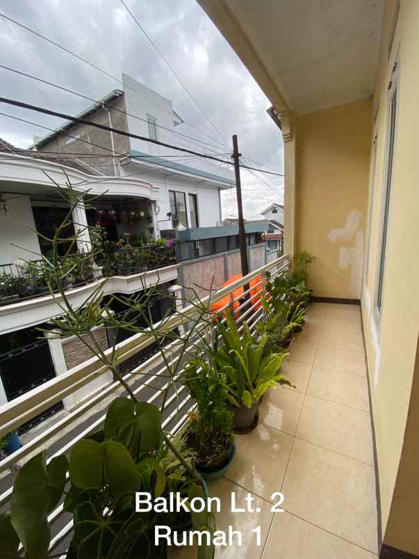 dijual rumah 3 lantai dan masih ada lahan kosong