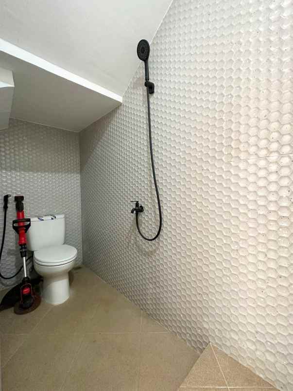 dijual rumah bambu apus