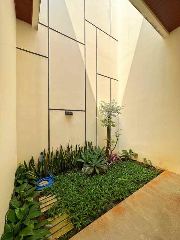 dijual rumah bambu apus cipayung