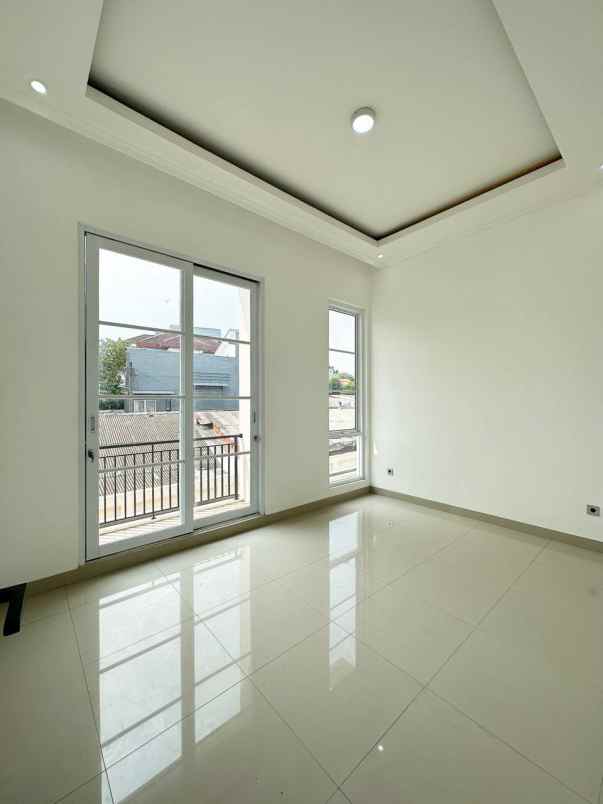 dijual rumah bambu apus cipayung