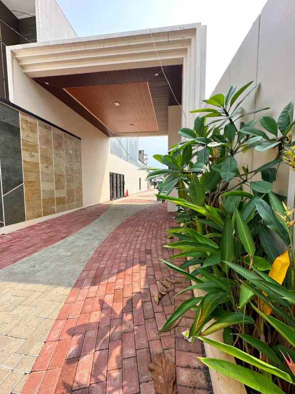 dijual rumah bambu apus cipayung