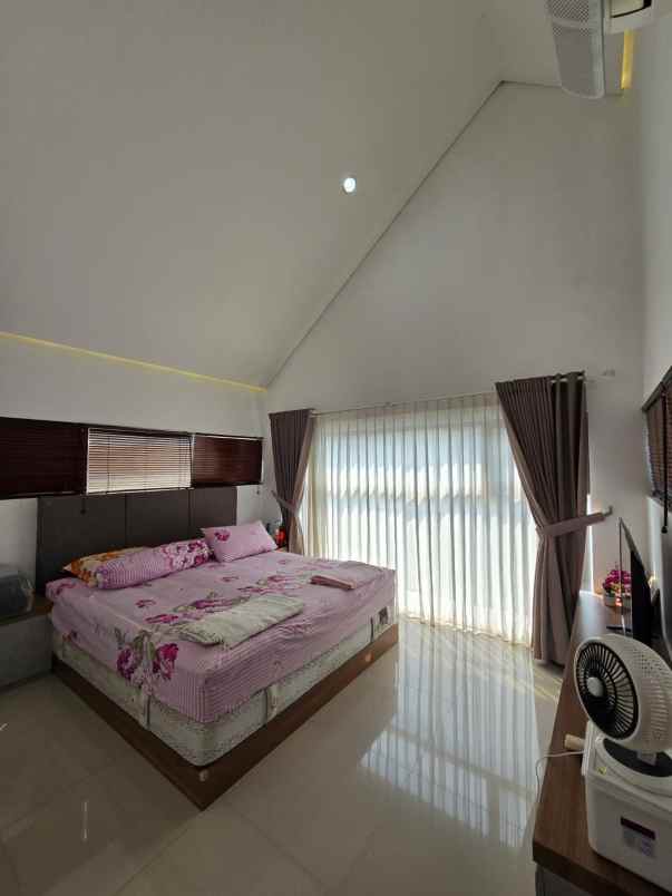 dijual rumah bambu apus jaktim