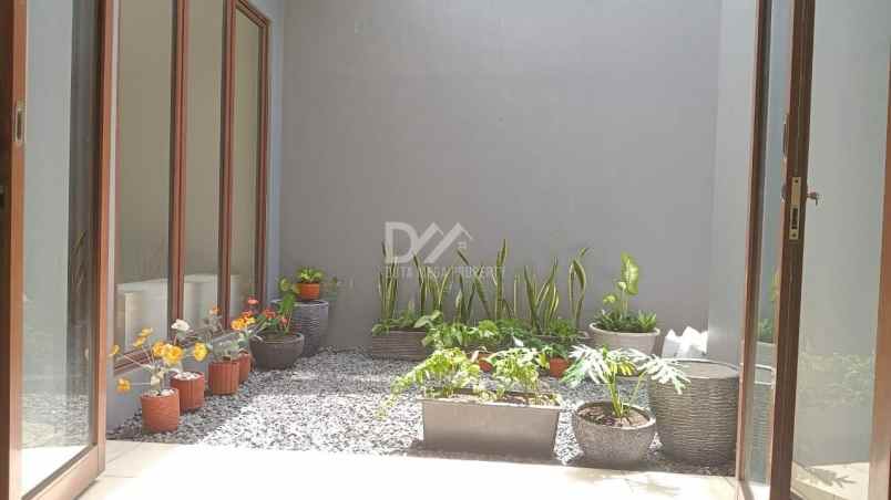dijual rumah di graha raya