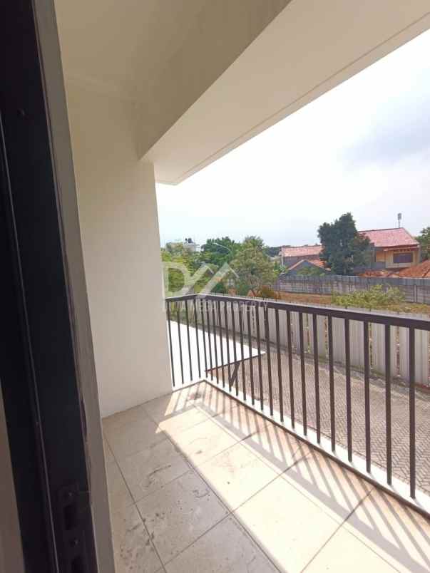 dijual rumah di graha raya