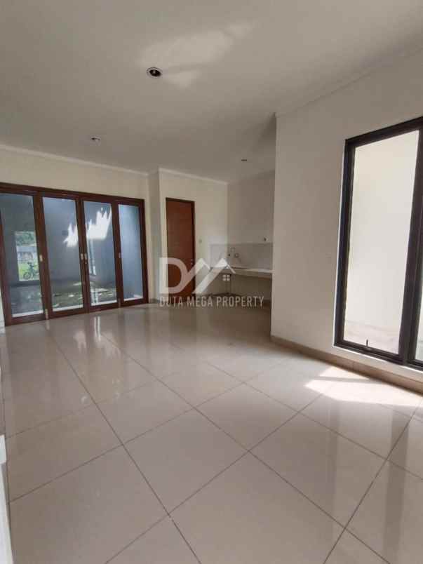 dijual rumah di graha raya