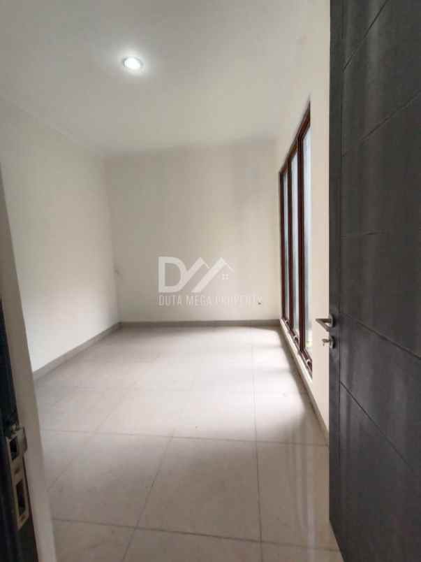 dijual rumah di graha raya