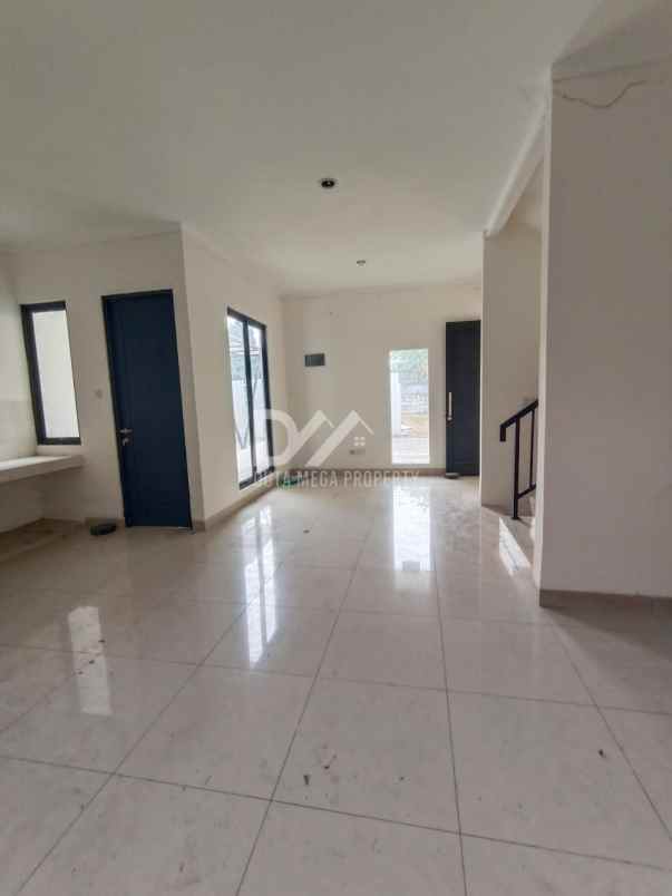 dijual rumah di graha raya