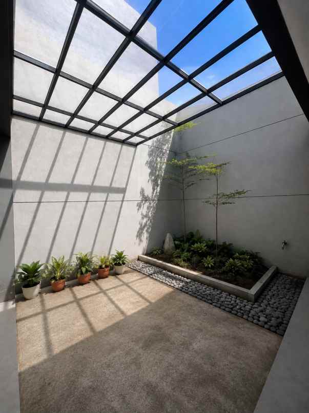 dijual rumah district 9