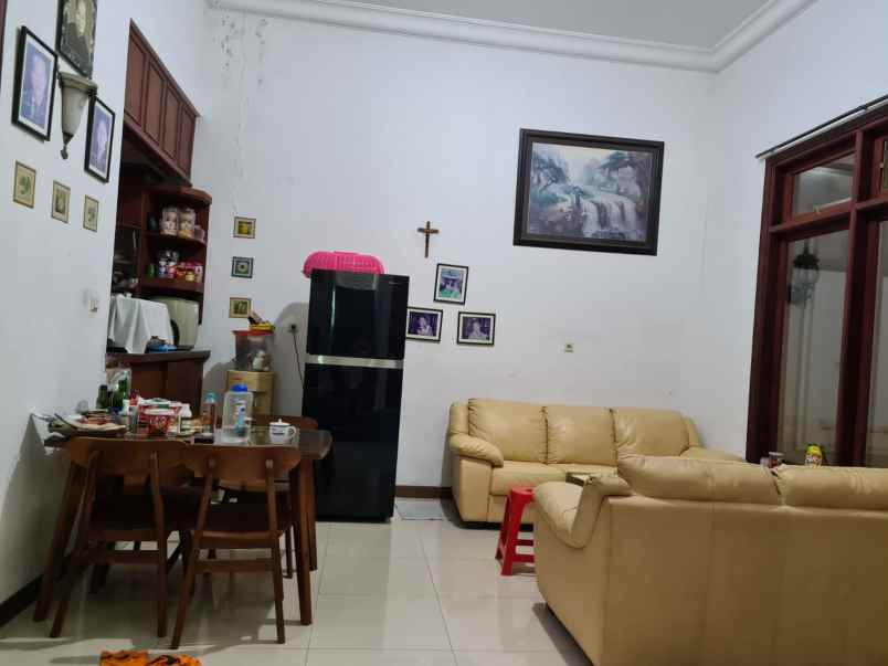 dijual rumah graha santosa regency