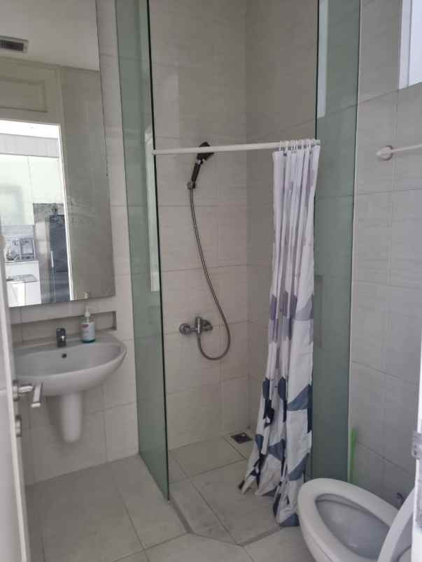 dijual rumah grand pakuwon