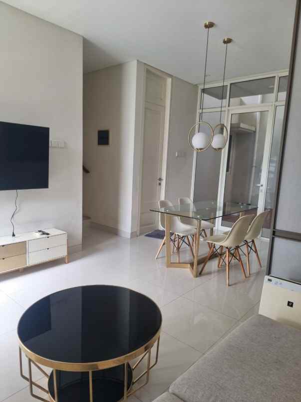 dijual rumah grand pakuwon