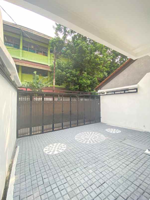 dijual rumah jalan dukuh kramat jati