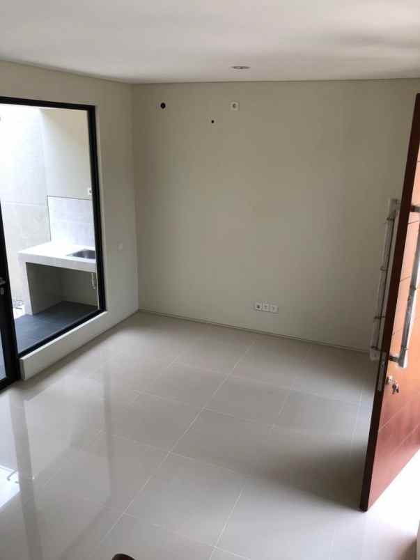 dijual rumah jalan north west lake