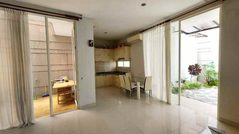 dijual rumah jalan pakuwon indah