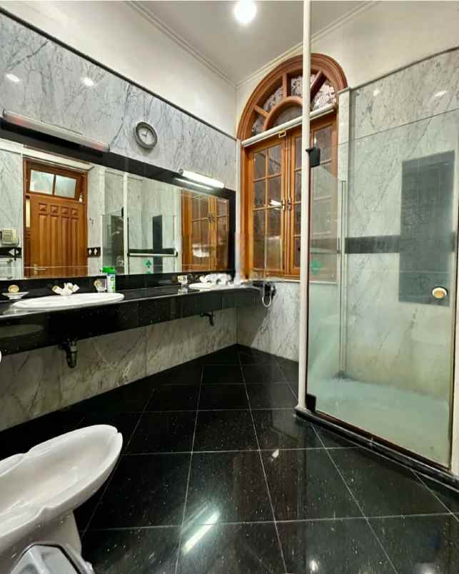 dijual rumah jalan raya margorejo