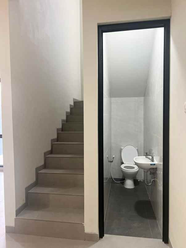 dijual rumah jalan raya maruyung depok